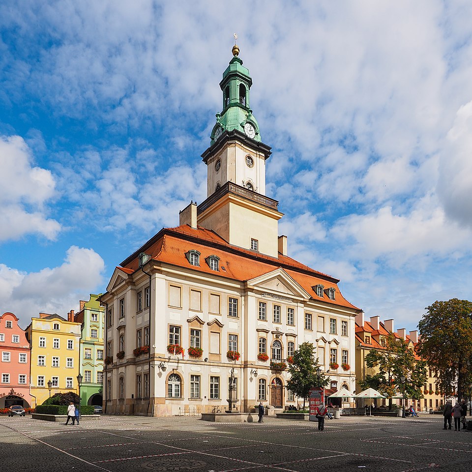 Ratusz i Rynek w Jeleniej Górze pokryte śniegiem