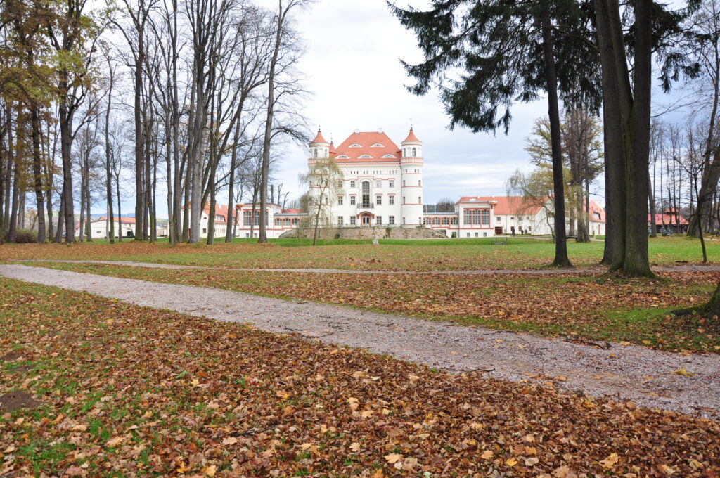 Pałac Wojanów - neogotycka rezydencja w Kotlinie Jeleniogórskiej