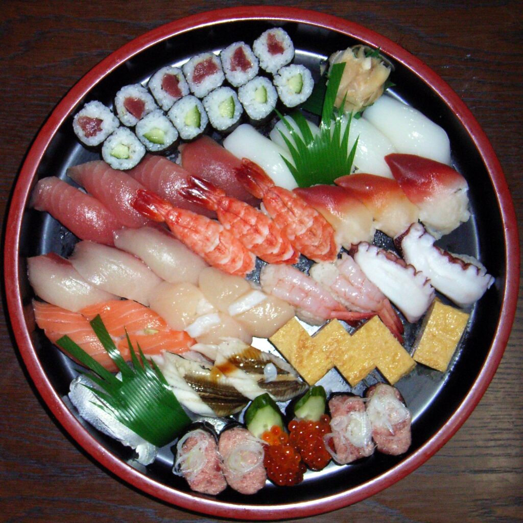 Talerz z sushi - maki i nigiri