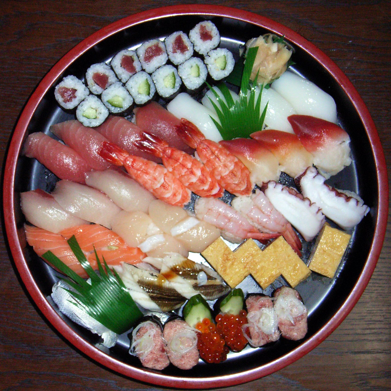 Różnorodny wybór sushi, maki, nigiri i sashimi