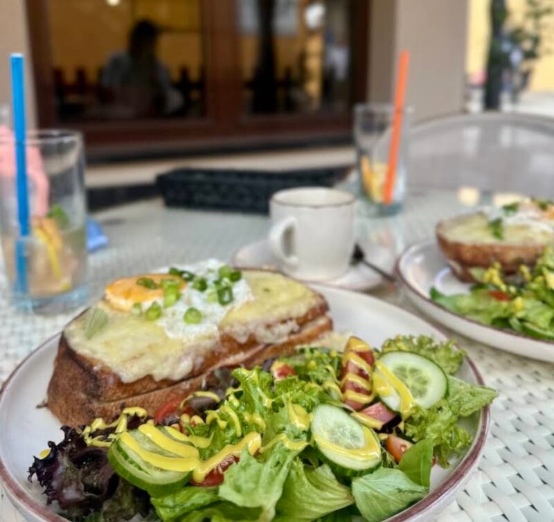Croque Madame i sałatka na tarasie kawiarni Bonjour Mery w Cieplicach