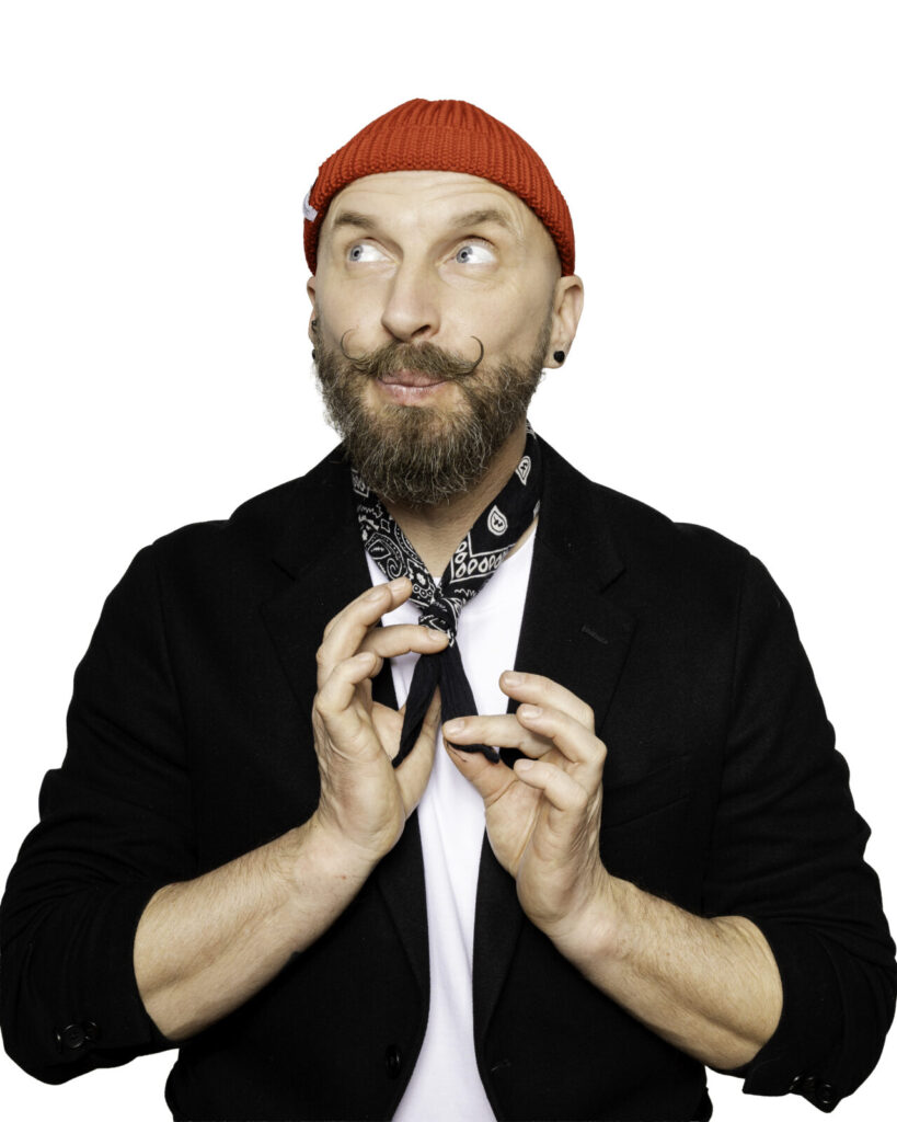 Marcin Połoniewicz, czyli Pan Ząbek, poprawia apaszkę